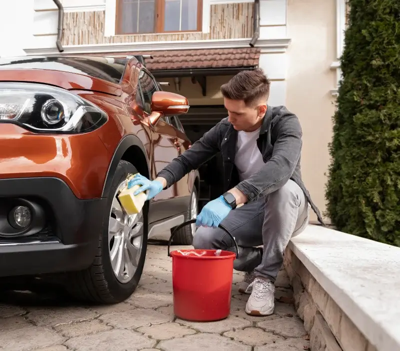 Lavage auto à domicile Moyeuvre-Grande : professionnel intervenant sur un véhicule